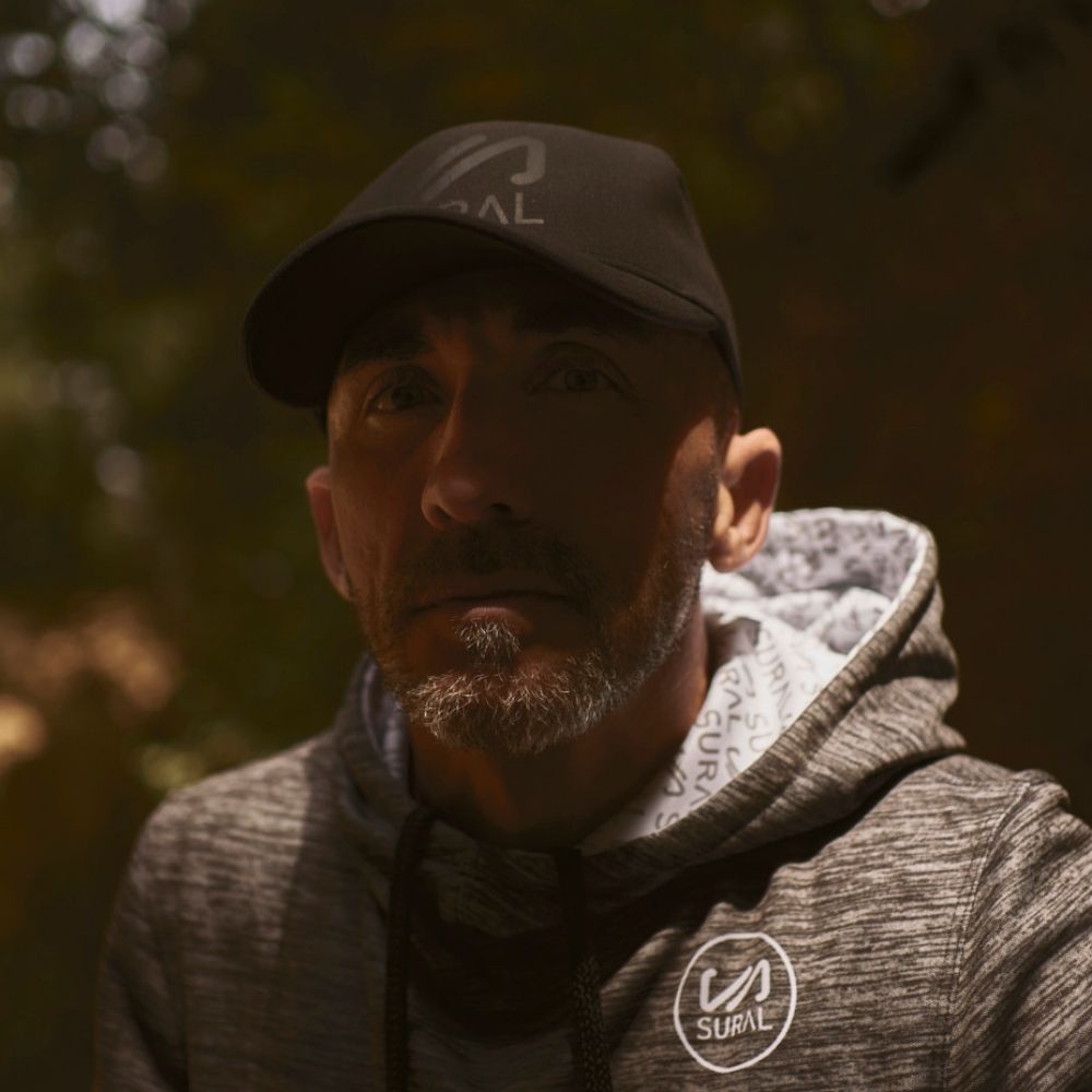 Gorra Corte Láser Plana Pro Negra - LOGO FRONTAL - CUSTOM TEAM